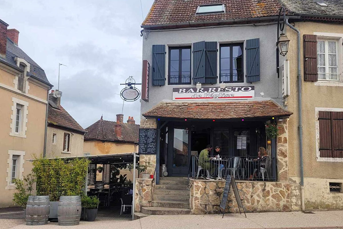 Bar de l église à Luzy